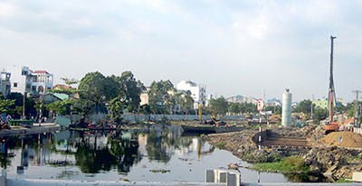 The cleanup project on Tan Hoa-Lo Gom Canal is being speeded up to lower flooding in HCMC (Photo: SGGP)